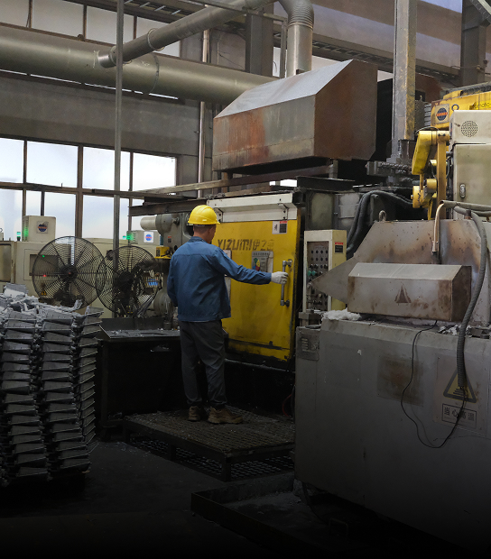 Metal die casting production line operating with high-tonnage equipment
