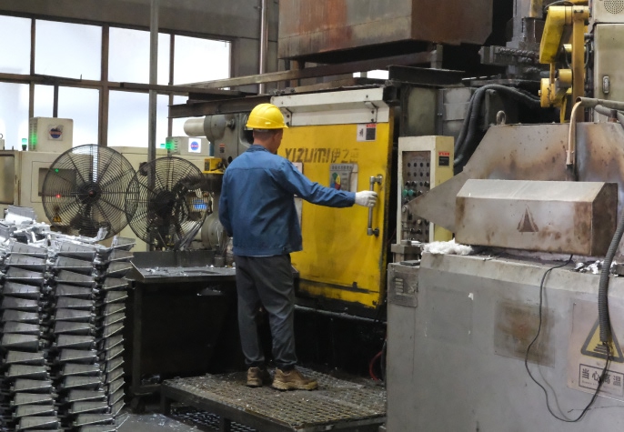 die casting machine and production process at Meituo